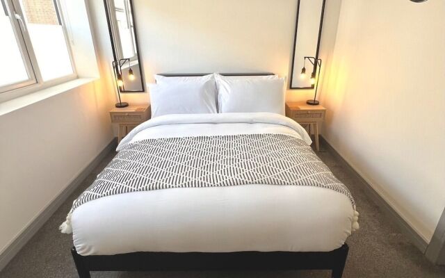City Centre 1-bed Apartment in Preston With Sky