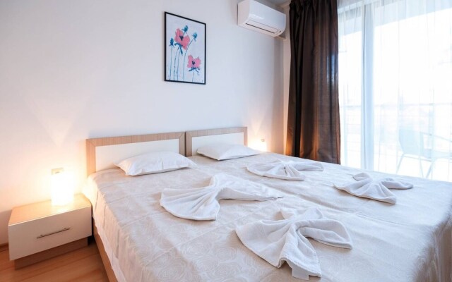 Seaside 1 BR Apartment With Balcony, up to 4 Pax