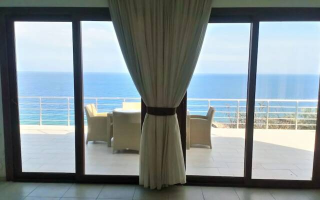 Sea Cliff Villa, 4 Beds, Sleeps 2- 8, Free Wifi,