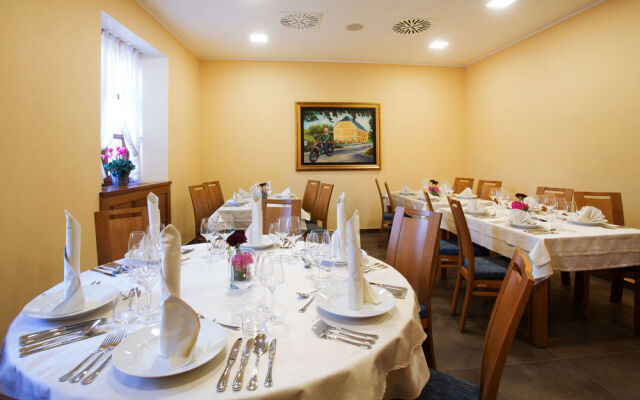 Hotel and guest house Triglav Dobrna