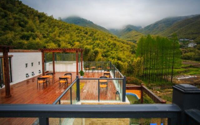 Cloud Mirror Holiday Hostel