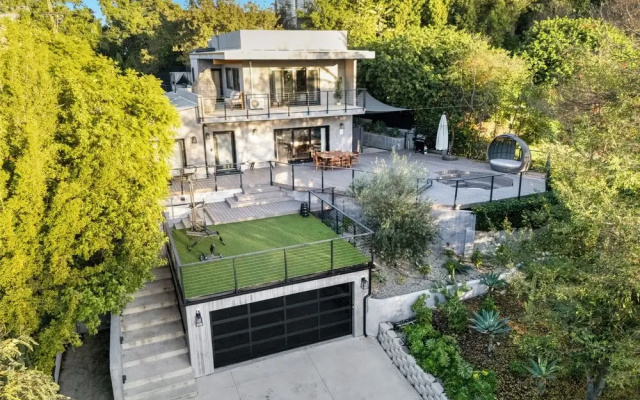 Farley Court - Stylish Hillside Residence With Stunning Views