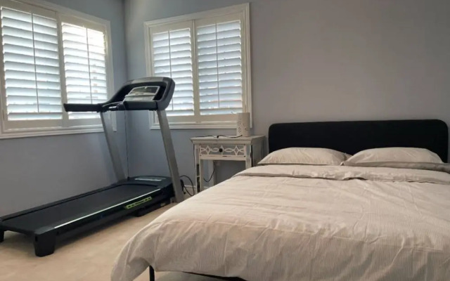 Stylish 4BR Oasis Peaceful Mississauga Location