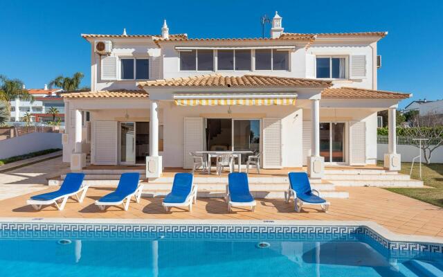 Luxury villa in Albufeira with private pool and 300 m from the beach of Gale