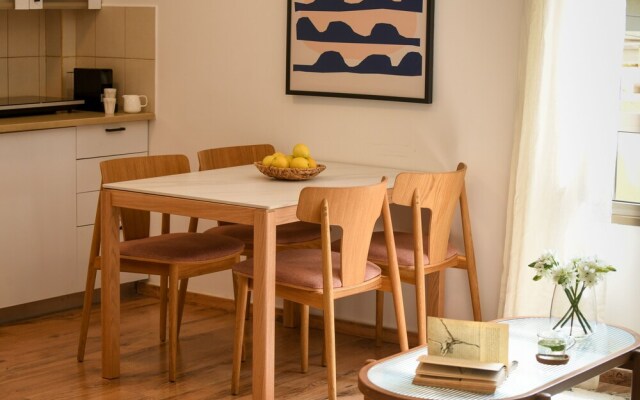 Pet-friendly 2BR Apt & Kitchen