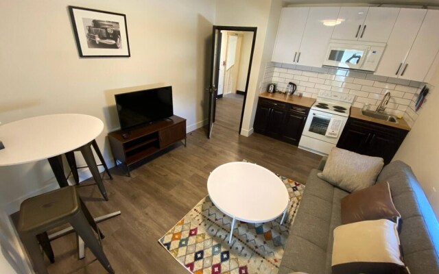 Lovely 1 Bedroom Condo With Free Parking And Balcony