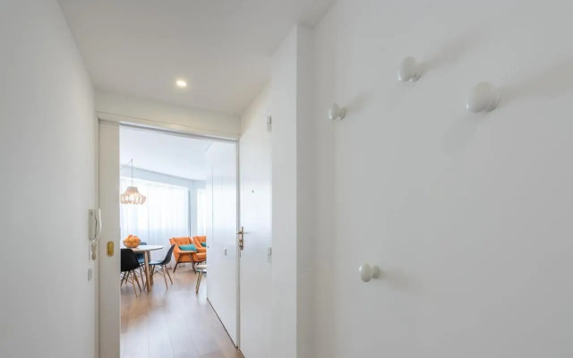 GuestReady - Orange Basket Flat