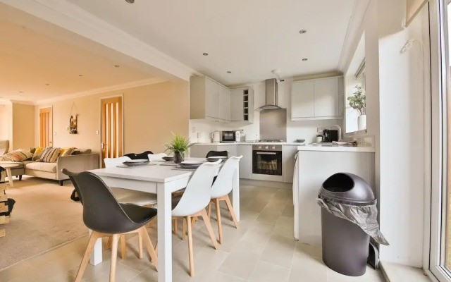 Bright & Airy 3-Bed with Parking