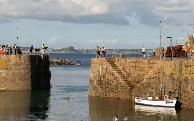 Seaview-2br-sleeps5-cottage-fastwifi-woodburner