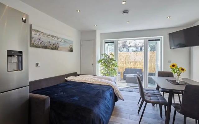 2022 Modern Home In Central Hayle With Parking