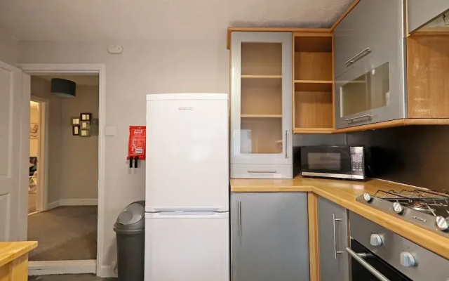 Spacious 2 Bedroom Cosy Apartment - Close to Station!