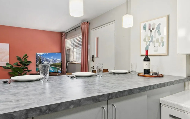 The Coral Suite, Stylish Stay in Old Town FoCo