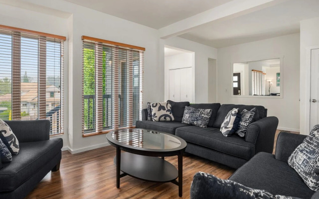 Seattle Vacation Home: The Hawks' Nest