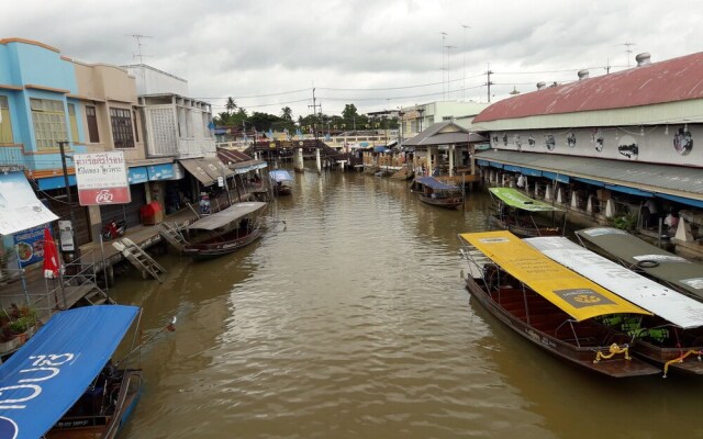 Phenwaree Amphawa Resort