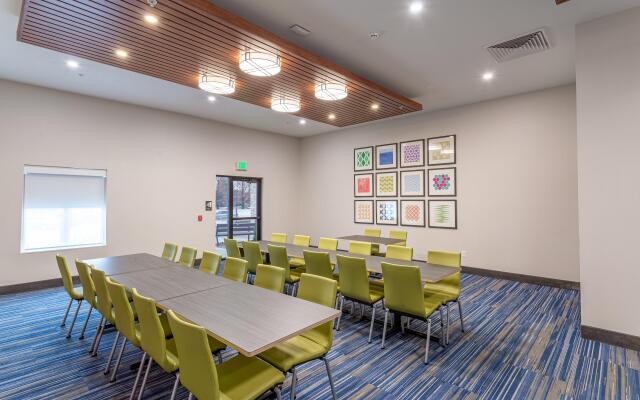 Holiday Inn Express & Suites Columbus - Worthington by IHG
