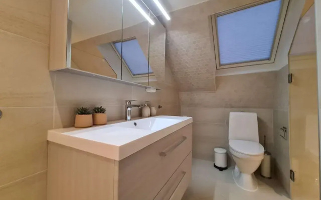 Beautiful Penthouse Near Center, 2-bedroom, Balcony and Free Parking