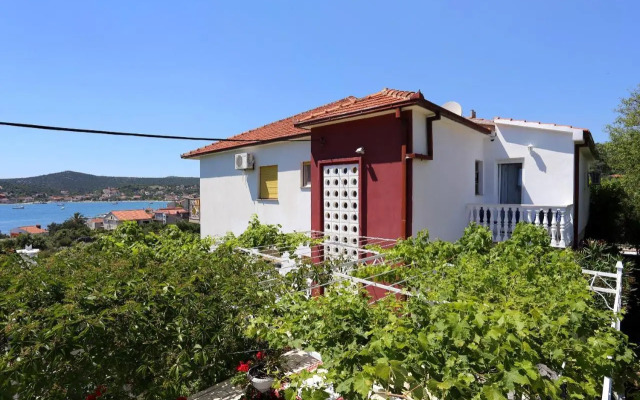 Apartments by the sea Vinisce, Trogir - 10241