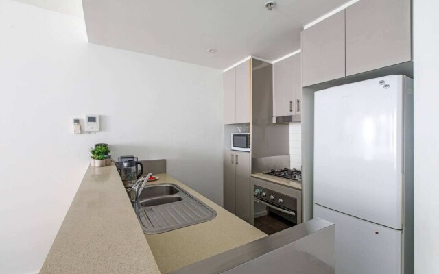 Beautiful 2BR APT With Balcony, Pool and Gym