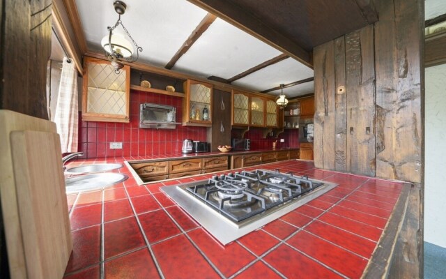 Lovely 5-bed House in Maidstone