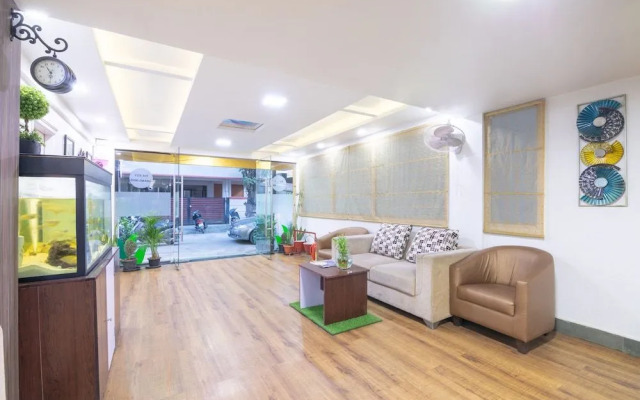 OYO 5379 Crown White House