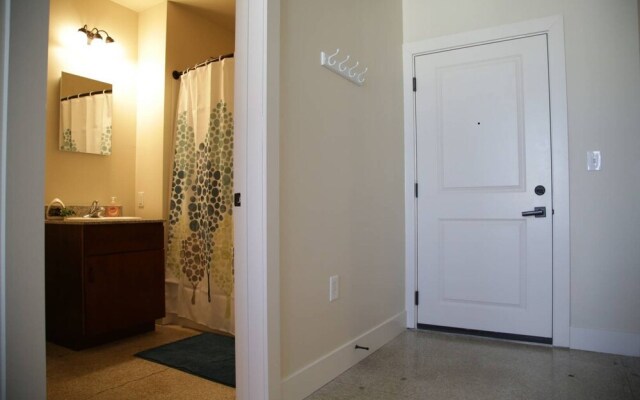 Classic Downtown 1BR Apt with Views
