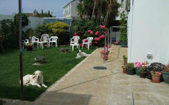 The Three Tees - Guest house