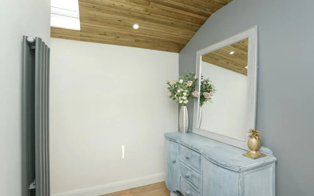 The Broadway Beach Homes Airbnb With Hot tub