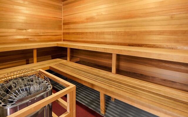 Best Western Thompson Hotel & Suites