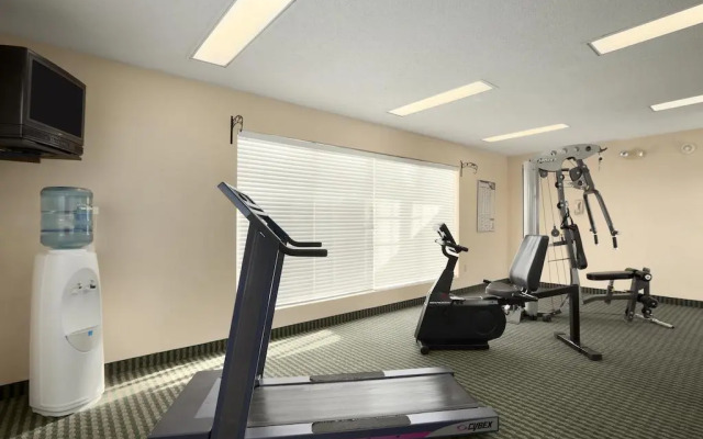 Red Roof Inn & Suites Calhoun