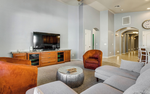 Poolside Oasis: Group-friendly Getaway in Phoenix!