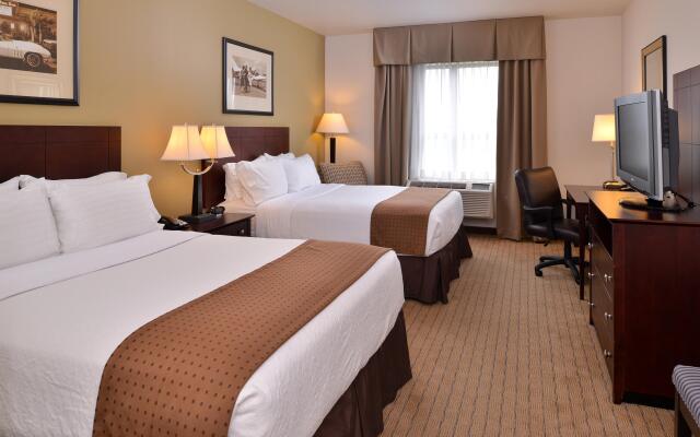 Holiday Inn Madison at The American Center by IHG