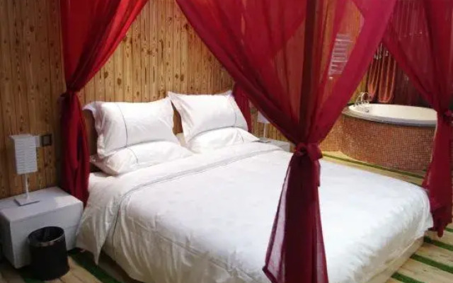 Fall in love with E-sports Hotel