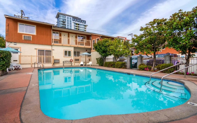Econo Lodge Inn & Suites
