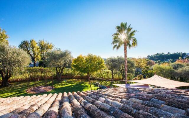 Serene Luxurious Hillside Villa near Cannes