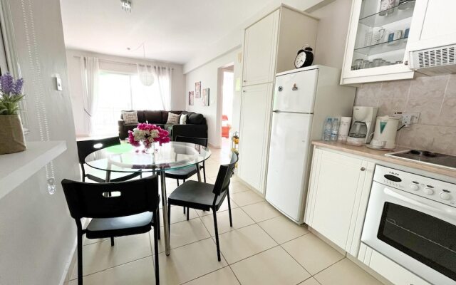 Modern Apartment Only 900m From Famous Venus Beach