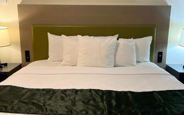 Pictured Rocks Inn & Suites