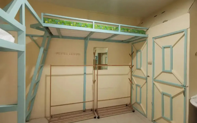 Resort’s Side Hostel near Shangrila