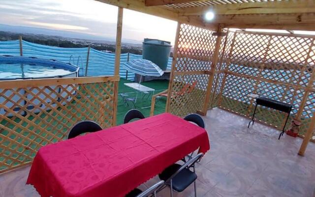 Cabaña con piscina, vista al Oasís de Pica.