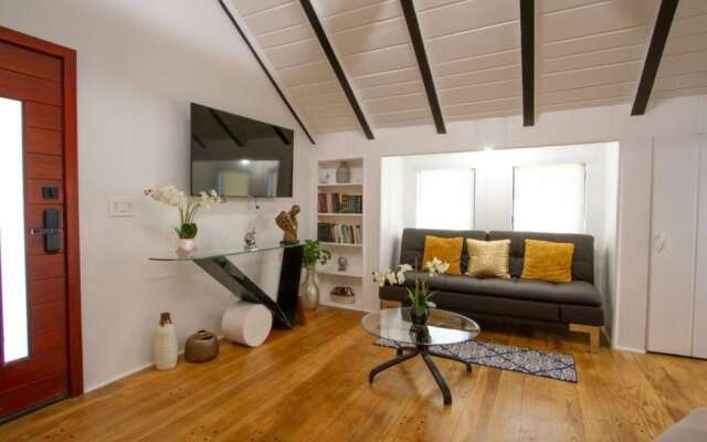 Dreamy Farmhouse In Studio City
