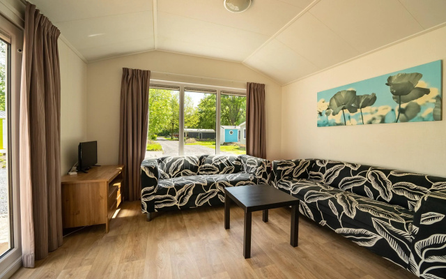 Nice chalet with a combination microwave, in a holiday park near Amsterdam