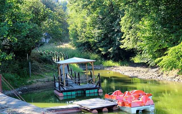 Domki nad jeziorem w Karłowicach
