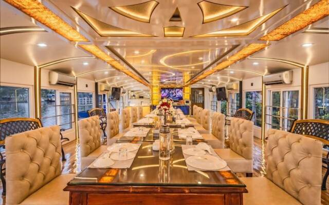 Upper Deck Houseboat