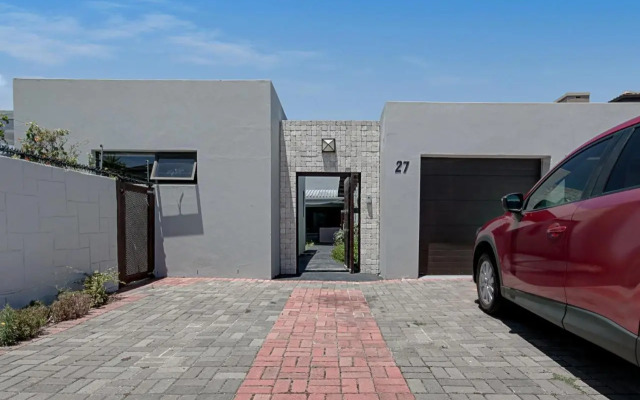 Spacious 4 bedroom hideout sanctuary with pool