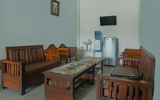 Hotel O Wisma Melyro Syariah Near Yamaha - Thamrin Brothers Cabang Muara Dua – Guest Rooms – Muaradua