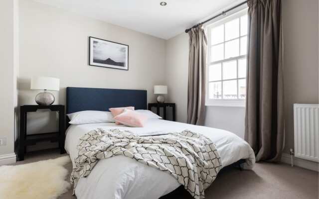 The Navy Court - Scandinavian Inspired 4BDR Central Home