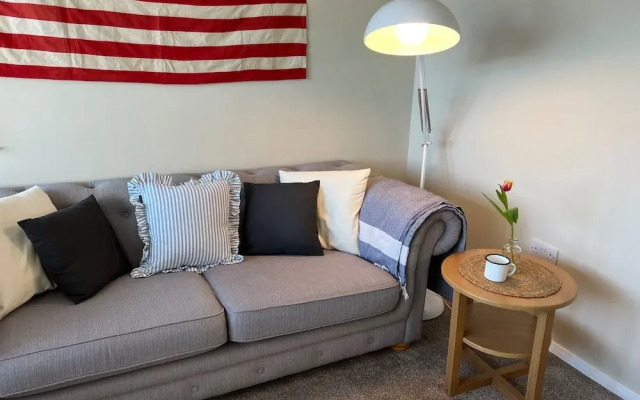 Beach Chalet - 2 Bedrooms - 4 Guests - Parking
