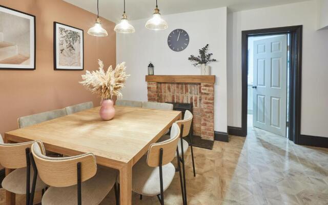 Host Stay Toffee Crackle House