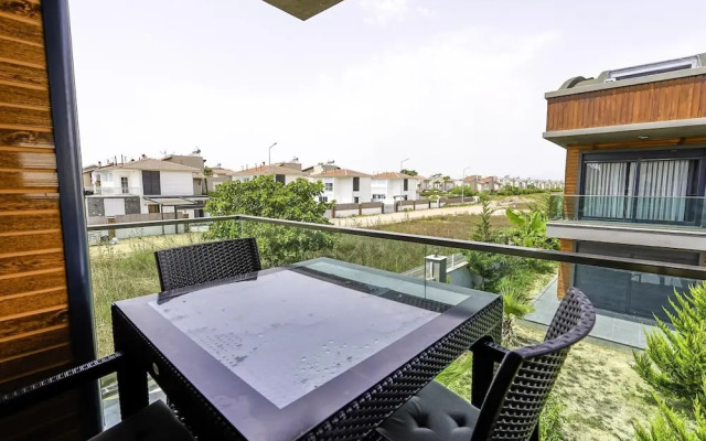Flat w Shared Pool and Balcony 8 min to Beach