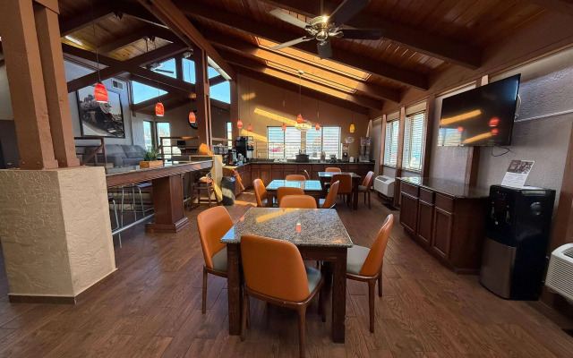 Super 8 by Wyndham Hutchinson