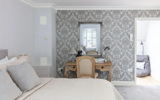 Spacious 4-bedroom mews house with private garage